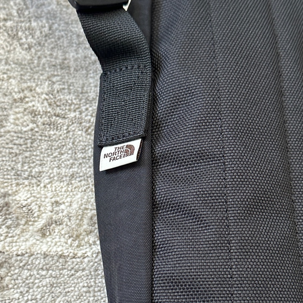 The North Face Black Berkeley Crossbody Bag. NWT’s. - Picture 5 of 10